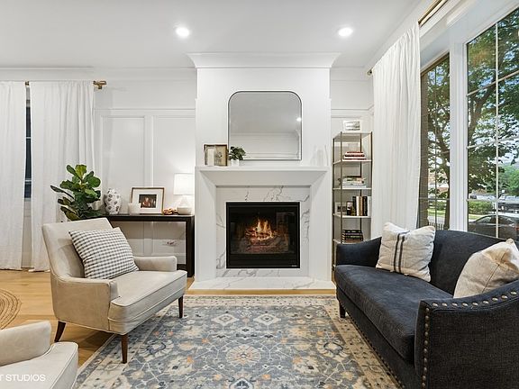 2nd image of 1517 W Barry Ave #1W