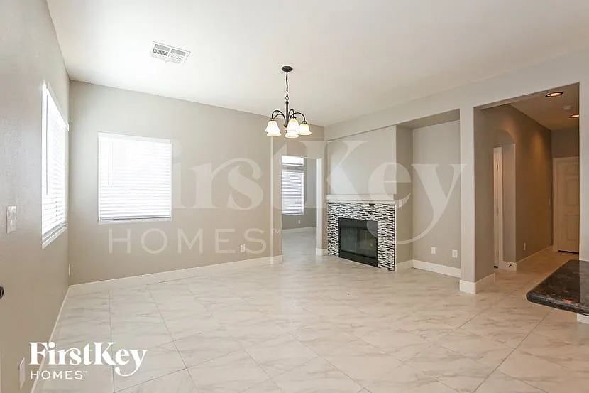 4 bed, 3.0 bath, 2061 sqft, $2,610 — Photo 4