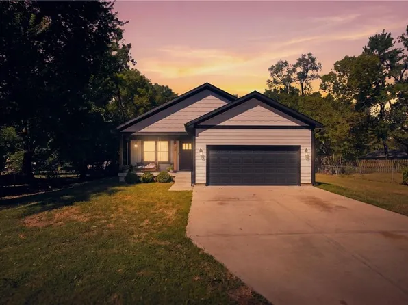 106 S 4th St, Cleveland, MO 64734