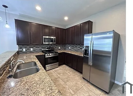 6 bed, 3185 sqft, $3,900 — Photo 3