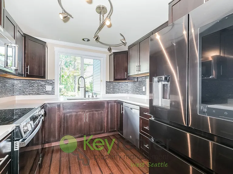 9522 1st Ave NE #B8 — Photo 9