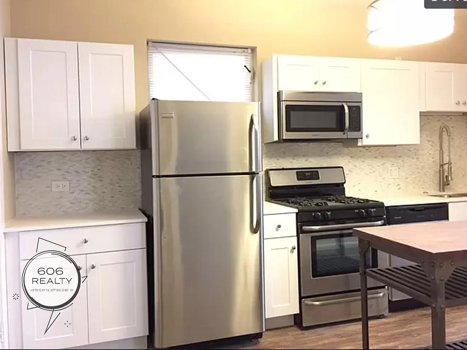 Lincoln Park Apartments on Clybourn! — Photo 2