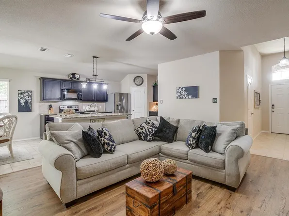 201 Bridlewood St, Azle, TX 76020
