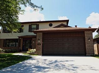 588 Longtree Dr, Wheeling, IL 60090