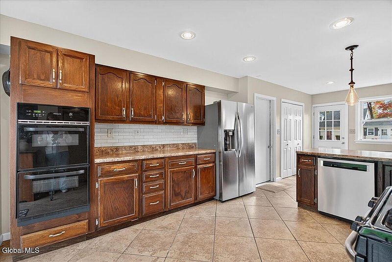 4th image of 1045 Horvath Street