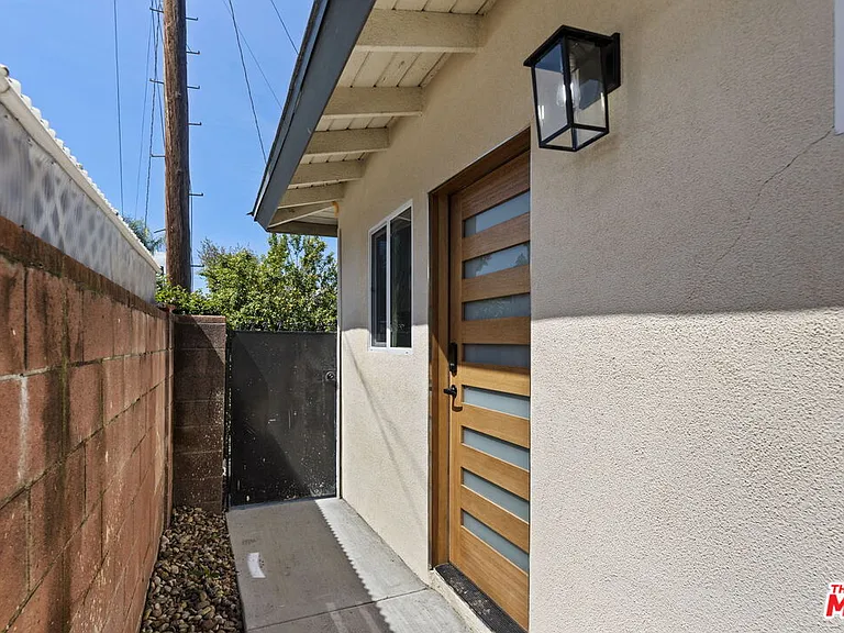 6229 Sylvia Ave — Photo 2