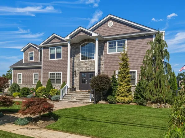 40 Highwater Ave, Massapequa, NY 11758