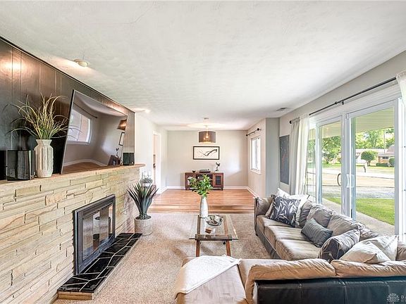 3rd image of 781 Newton Dr