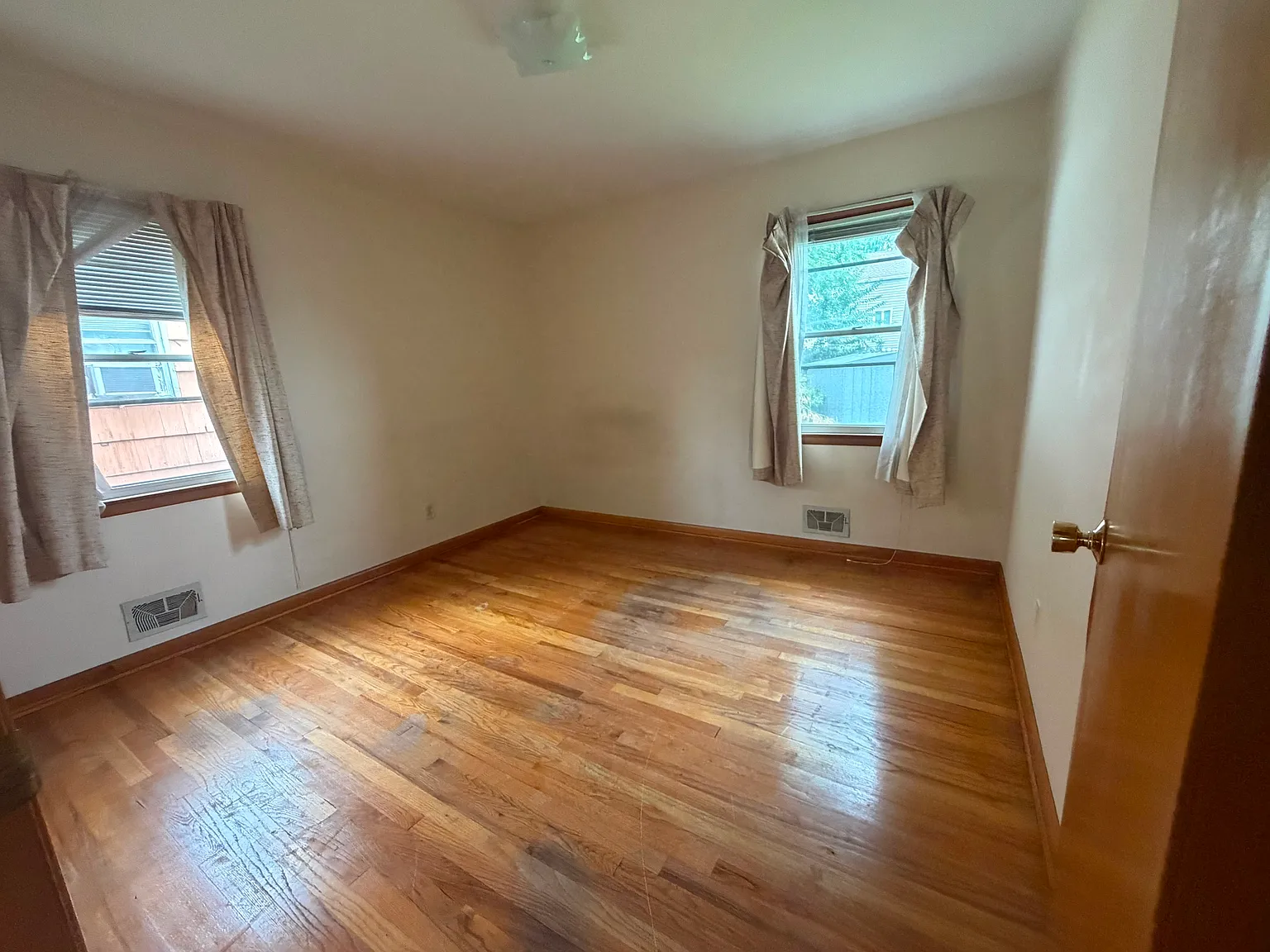 3 bed, 1000 sqft, $3,600 — Photo 2