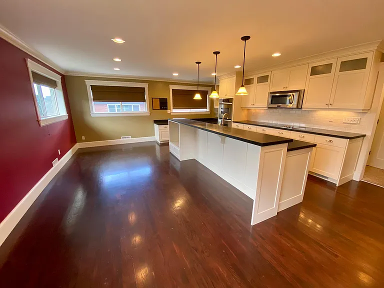 2916 E Oakridge Dr — Photo 3