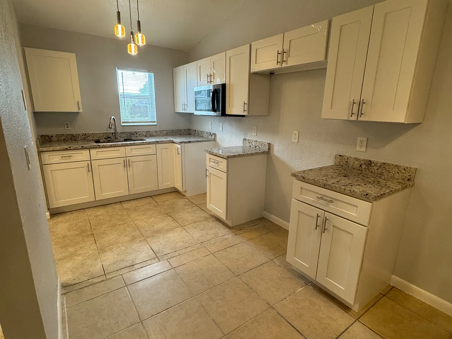3 bed, 976 sqft, $2,100 — Photo 2