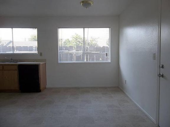 3rd image of 5823 Montclair Ave