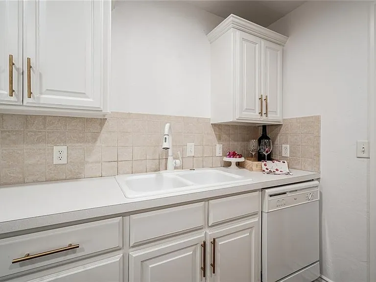 300 Glen Dr — Photo 18