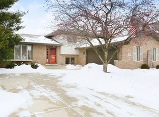 1220 Gloucester Rd, Woodridge, IL 60517