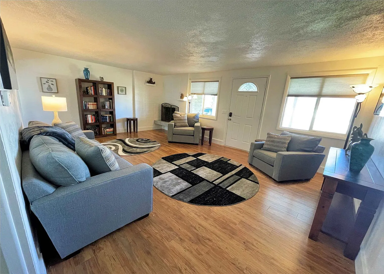 7 bed, 3.0 bath, 3498 sqft, $9,560 — Photo 2