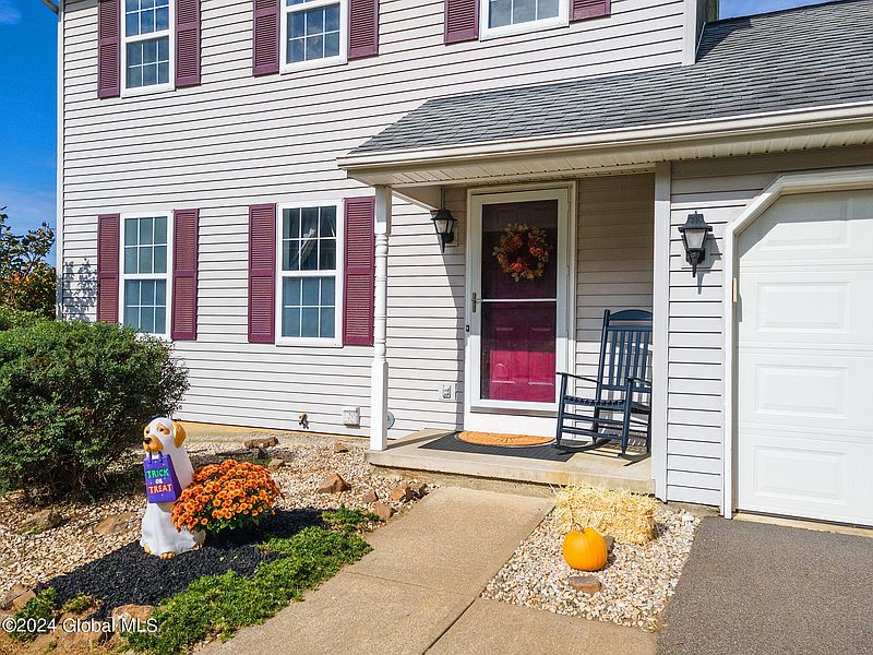 4th image of 11 Red Rock Road
