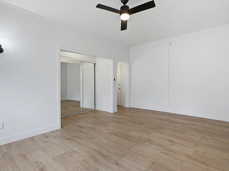 1932 W 25th St #9 — Photo 8