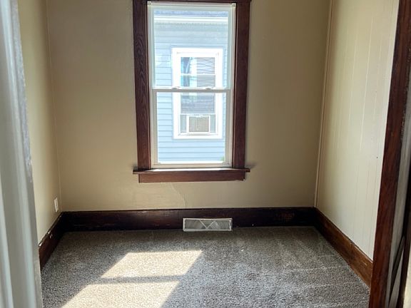 4th image of 40 Bidwell St W