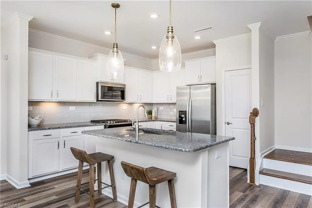 3 bed, 2.5 bath, 1805 sqft, $2,150 — Photo 3