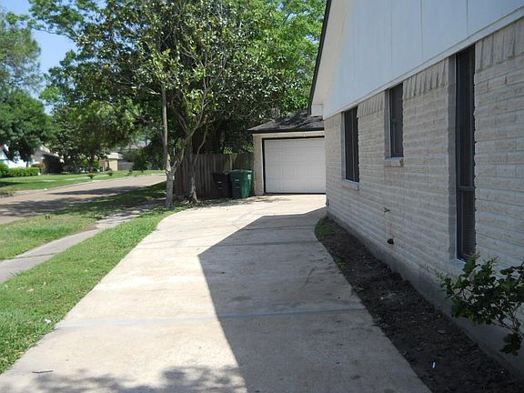 driveway to detached garage