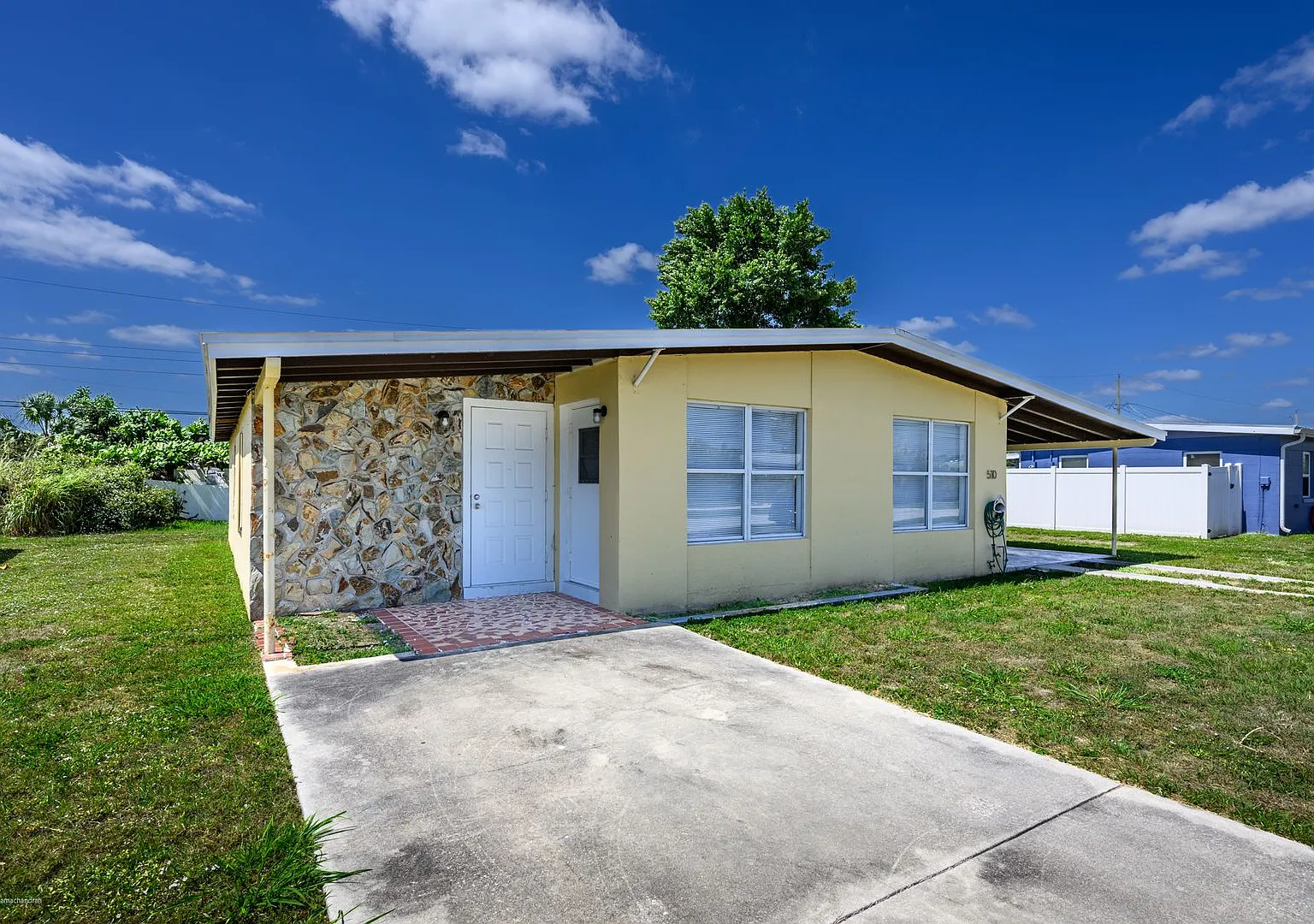 Central Location In Port Charlotte — Photo 1