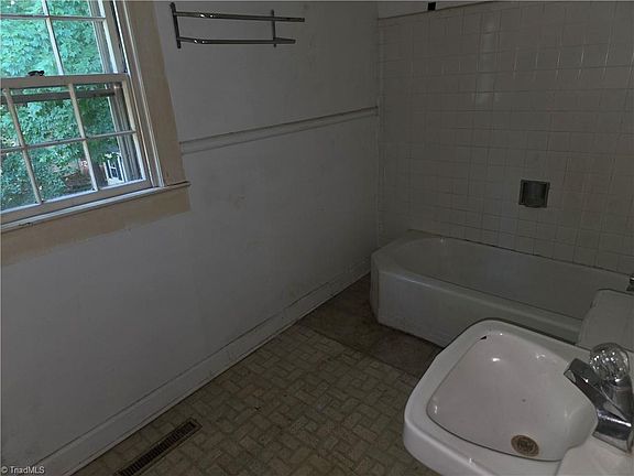 5th image of 3713 Country Club Rd