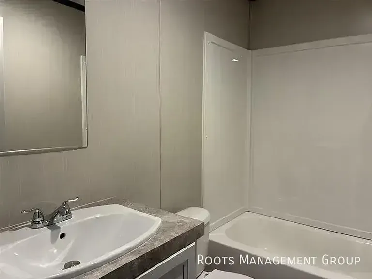 700 E 6th St #8 — Photo 1