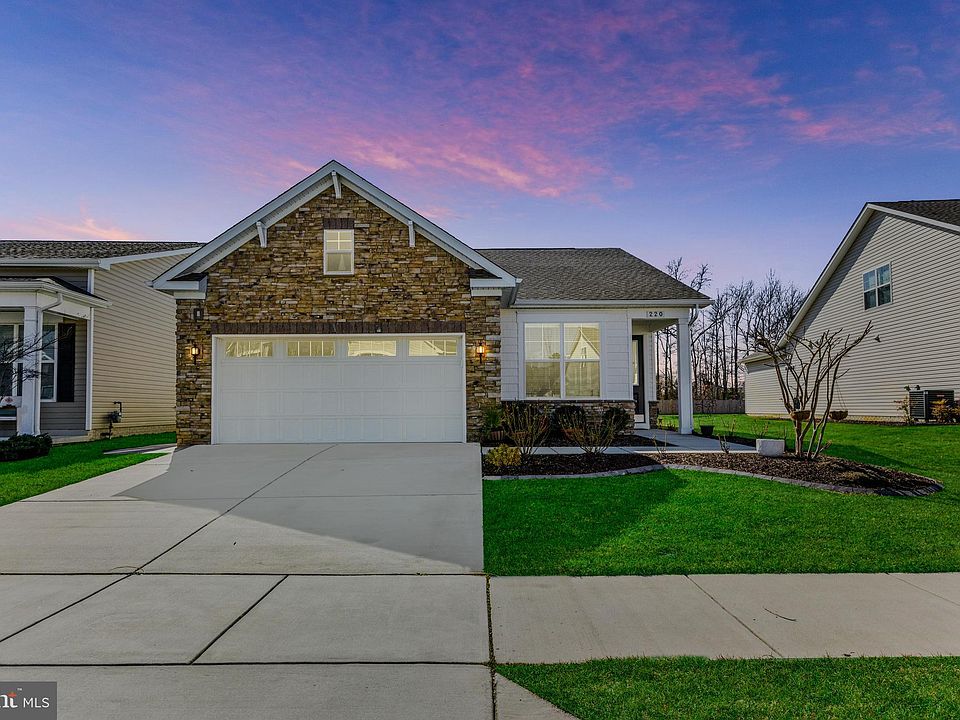 1st image of 220 Bayberry Dr