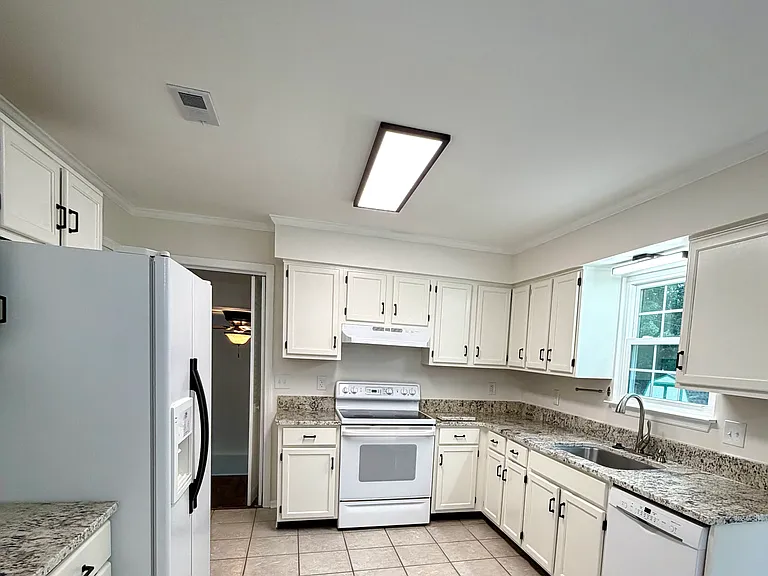 302 Rolling Acres Dr — Photo 5