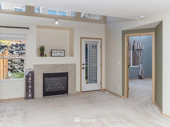 Bright natural lights coming in from the windows all the way to the ceiling.
