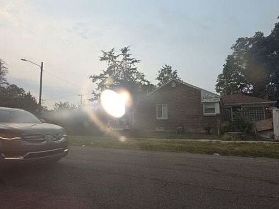 5th image of 17707 Plainview Ave