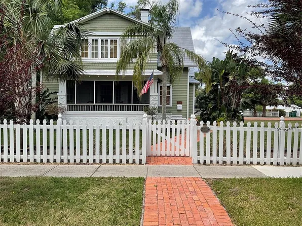 1027 N McDonald St, Mount Dora, FL 32757