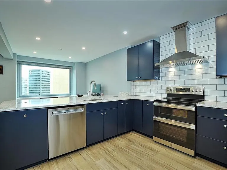320 Fort Duquesne Blvd #12M — Photo 2