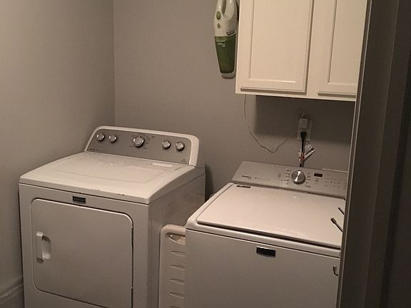 Laundry/mud room off garage