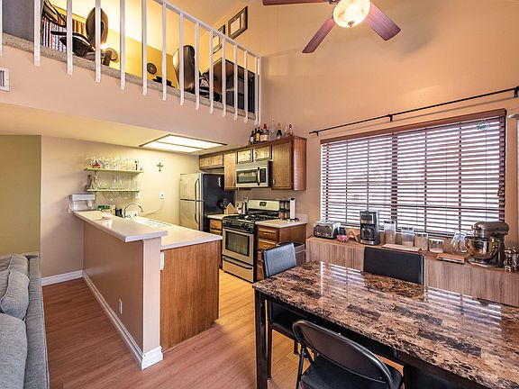 3rd image of 15946 Vanowen St Unit 210