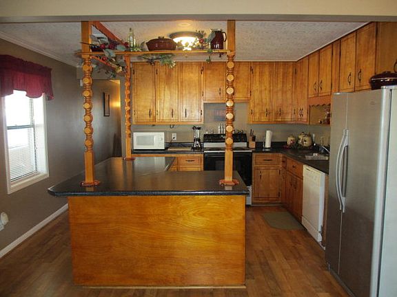 3rd image of 654 Dalton St