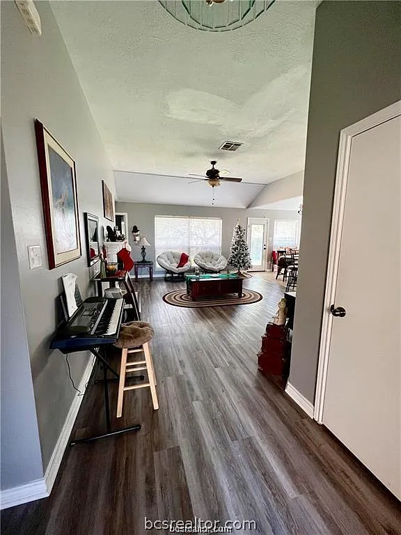 3 bed, 1405 sqft, $2,200 — Photo 3
