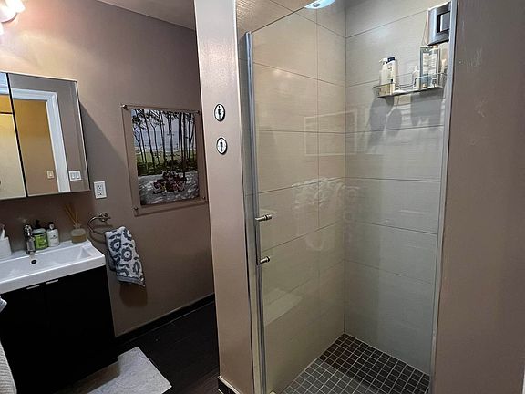 5th image of 643 Hudson St APT 3