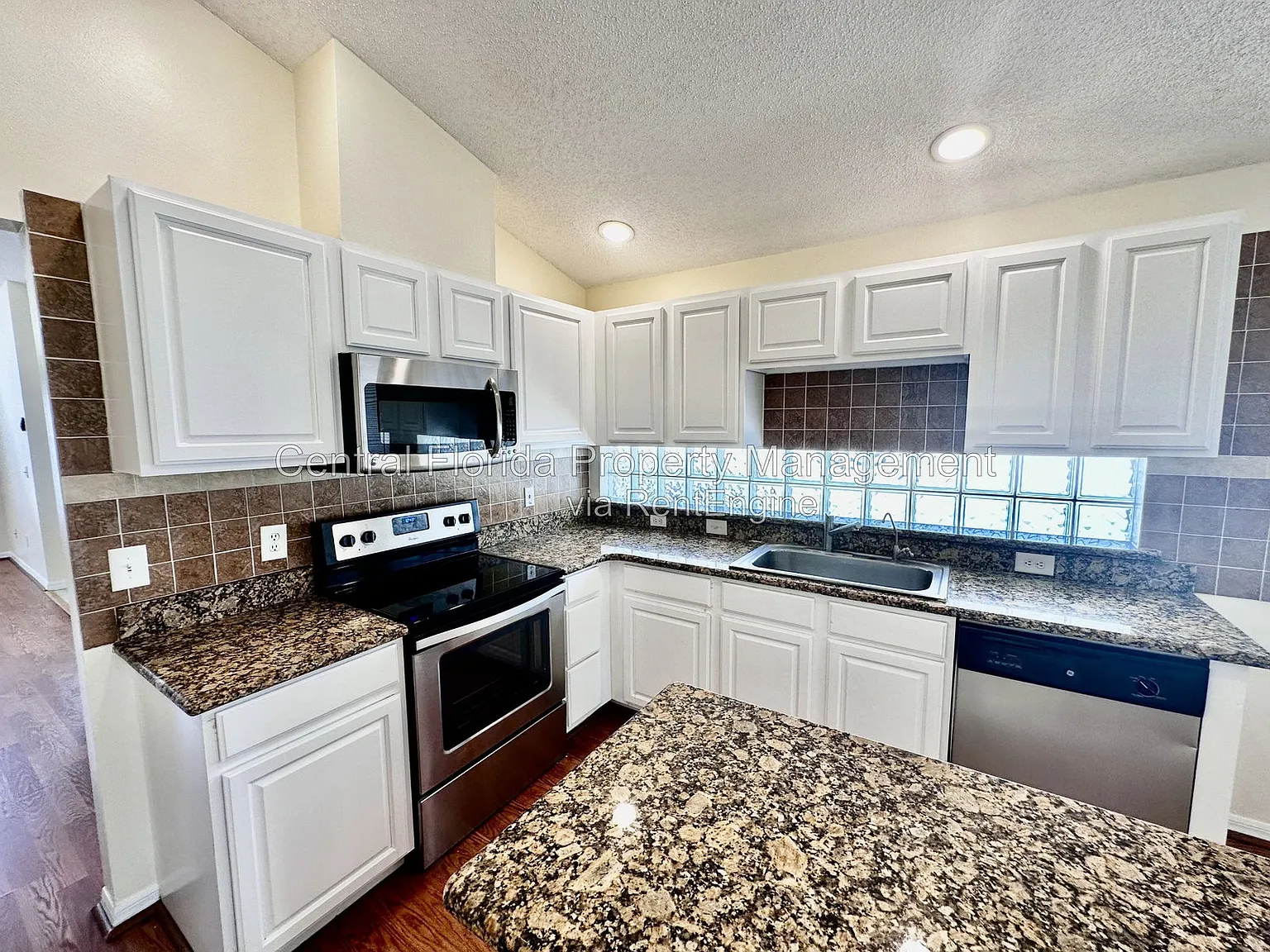 4 bed, 2.0 bath, 1959 sqft, $2,699 — Photo 4