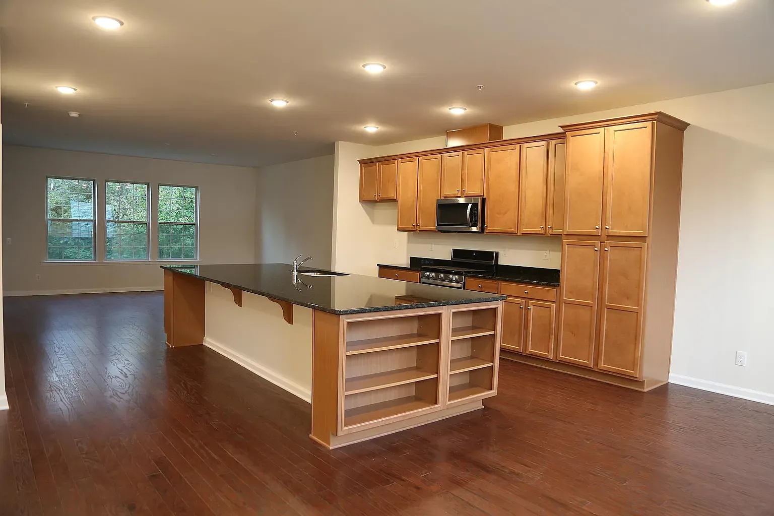 3 bed, 2.5 bath, 2300 sqft, $3,285 — Photo 2