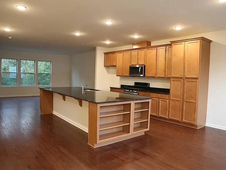 20 Maxwell Ln — Photo 3