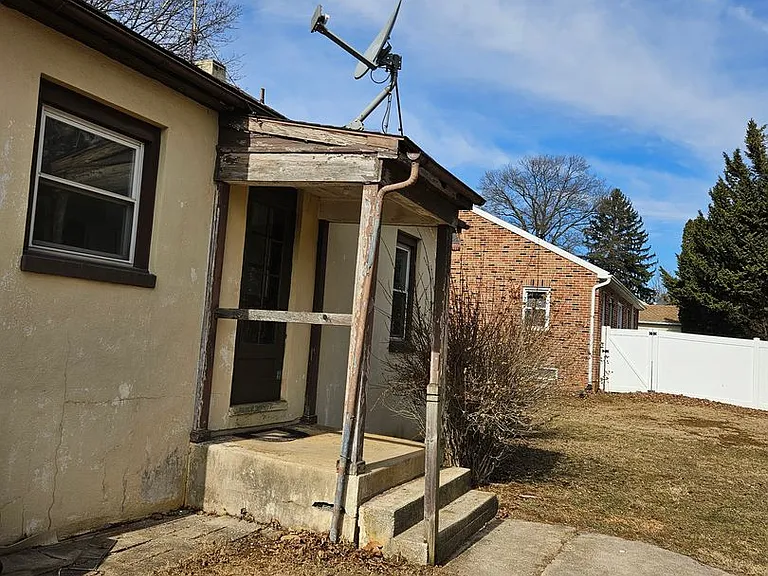 101 N Forrest St — Photo 14