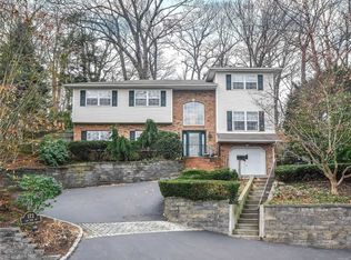 172 Cow Neck Rd, Port Washington, NY 11050