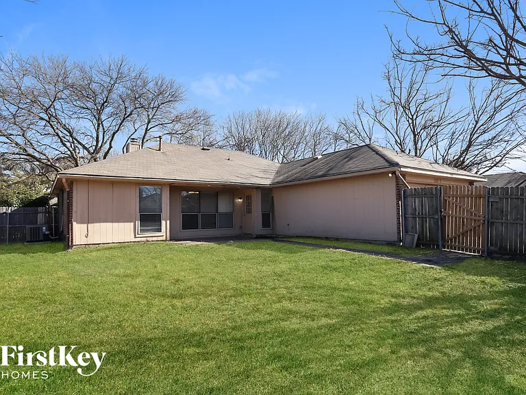 2321 Lakeshore Ln — Photo 15