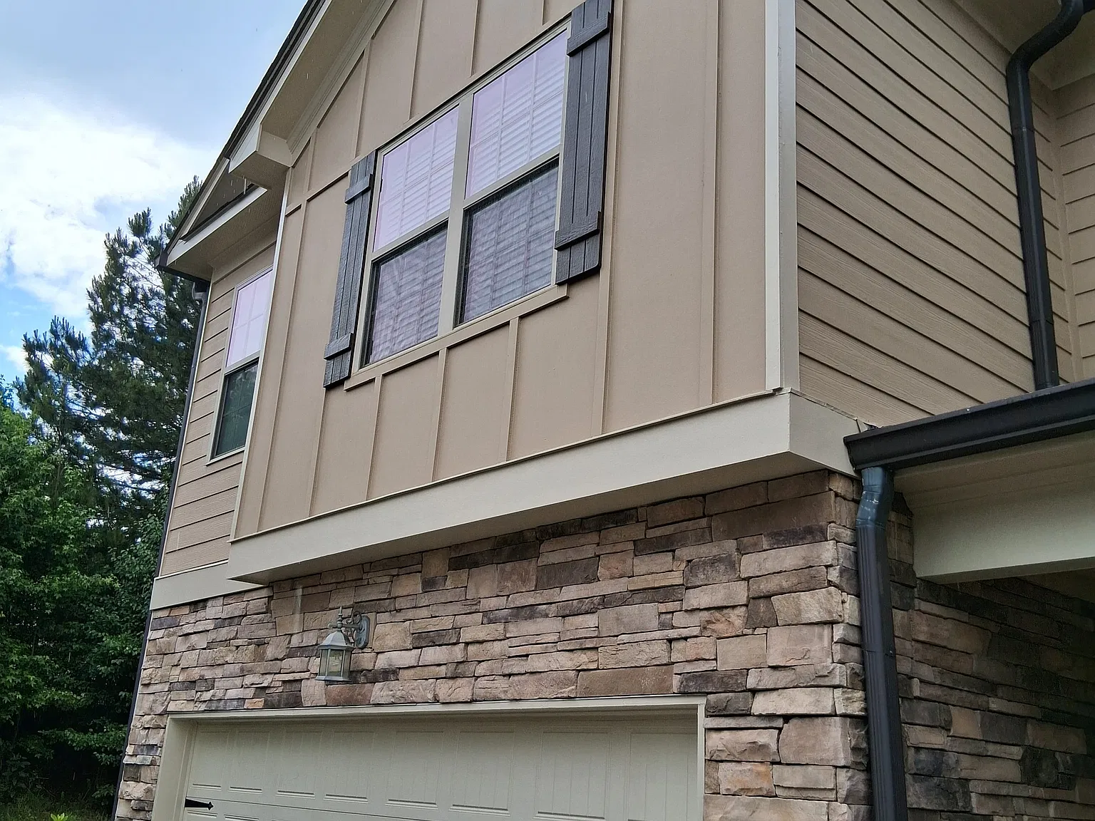3 bed, 2.5 bath, 2054 sqft, $2,200 — Photo 2