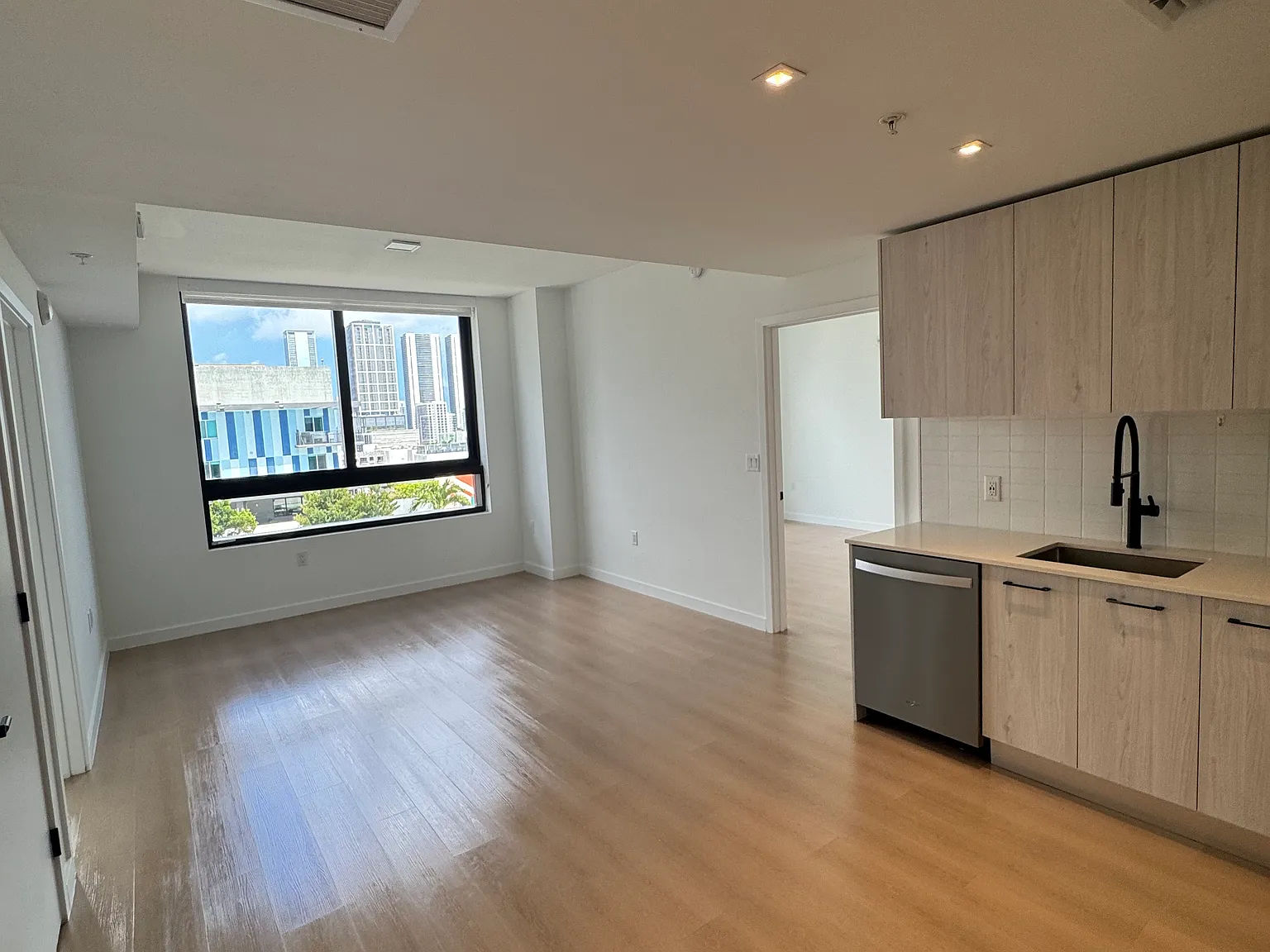 2 bed, 1050 sqft, $3,190 — Photo 4