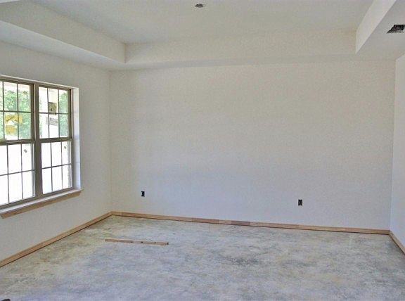 3rd image of 902 Vicki Ln