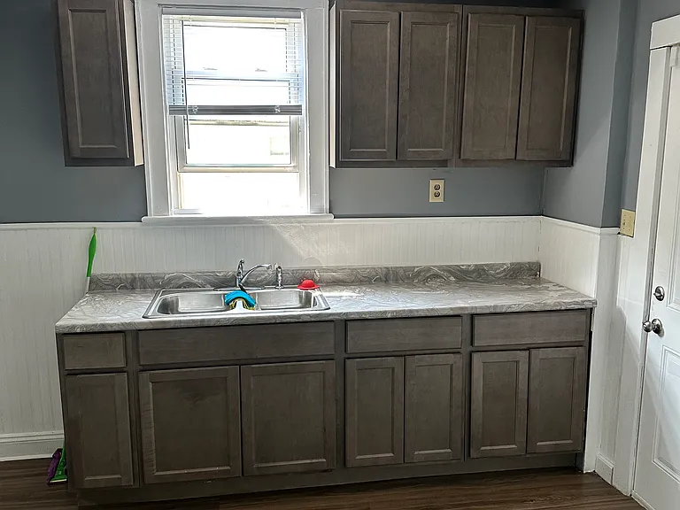 1394 Manchester Ave — Photo 3