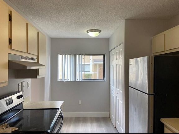 3rd image of 9473 Palm Cir N