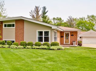 1426 E Emmerson Ln, Mount Prospect, IL